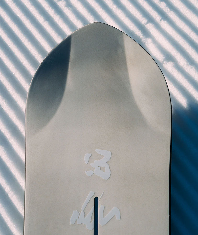 When spring is on tap, the Burton Barkeeper Snowboard serves up purpose-built shape and flex to answer the call of spring corn snow. It combines a 3D spoon nose with mellow side-cut and a medium width to keep you from getting bogged down through the soft stuff. Plenty of pop and solid edge hold let you enjoy spring conditions to their fullest.&nbsp;