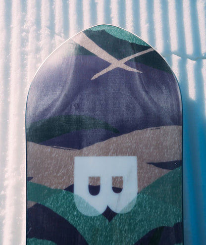 When spring is on tap, the Burton Barkeeper Snowboard serves up purpose-built shape and flex to answer the call of spring corn snow. It combines a 3D spoon nose with mellow side-cut and a medium width to keep you from getting bogged down through the soft stuff. Plenty of pop and solid edge hold let you enjoy spring conditions to their fullest.&nbsp;