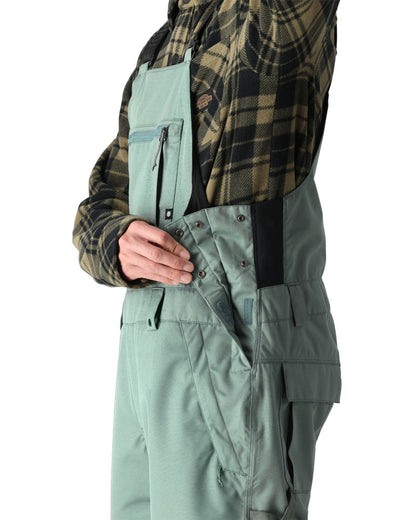 Fashionable function for when you’re on the fall line. Tech, comfort, and style, all in a classic fit pair of bibs.