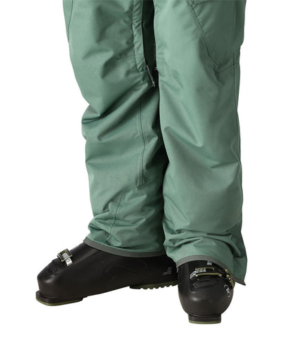 A 686 favorite with timeless style and unbeatable function. Cargo pockets to stash your gear, kick panels to protect your cuffs, and insulation plus infiDRY® 10k fabric to keep you warm and dry.