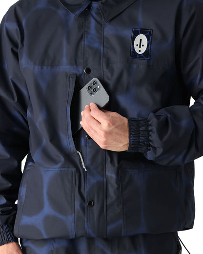 A versatile jacket designed to be worn on the moutain and around town. Leave the hood on for stormy days in the backcountry or remove the hood for clips in the park and streets or daily wear.