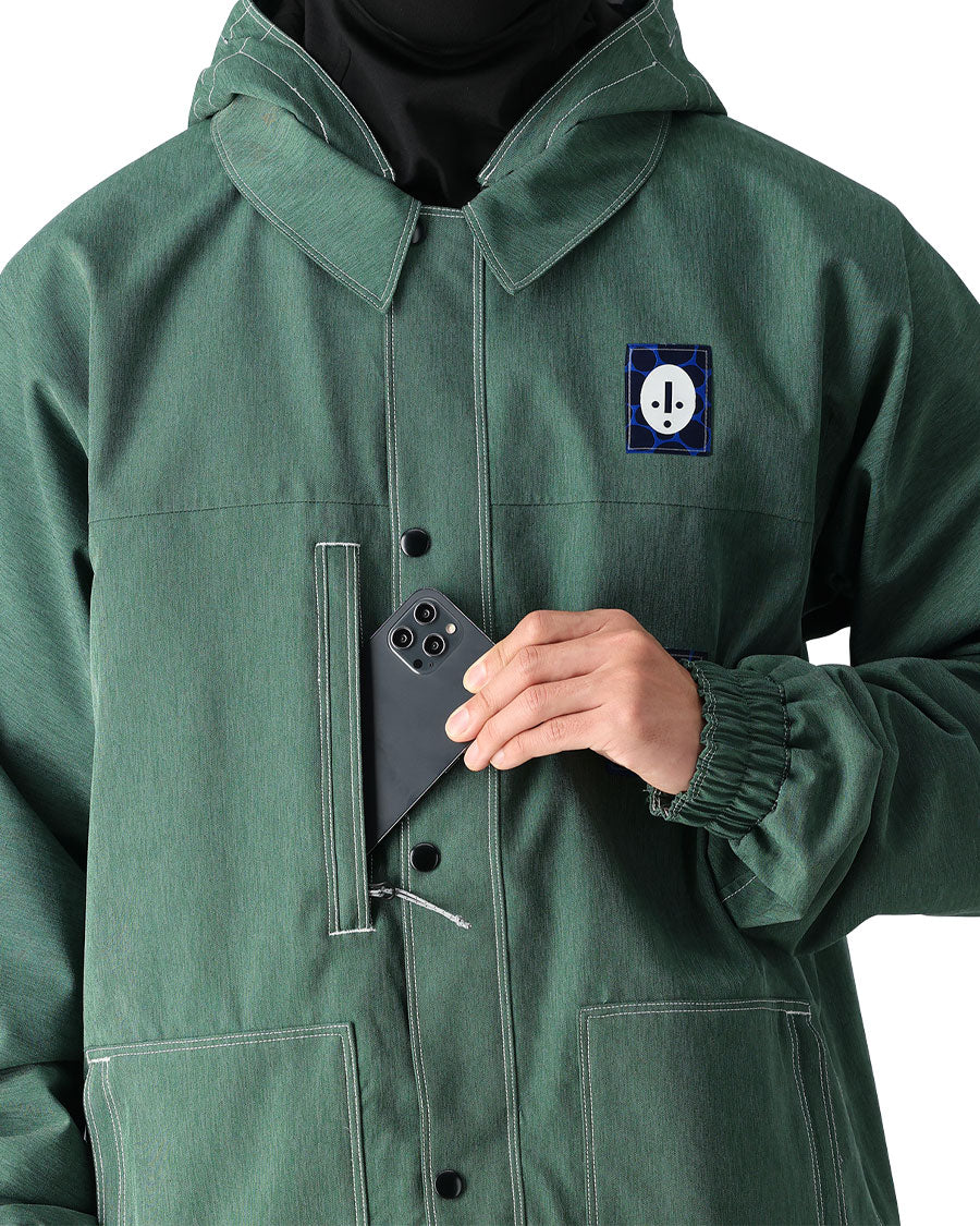A versatile jacket designed to be worn on the moutain and around town. Leave the hood on for stormy days in the backcountry or remove the hood for clips in the park and streets or daily wear.