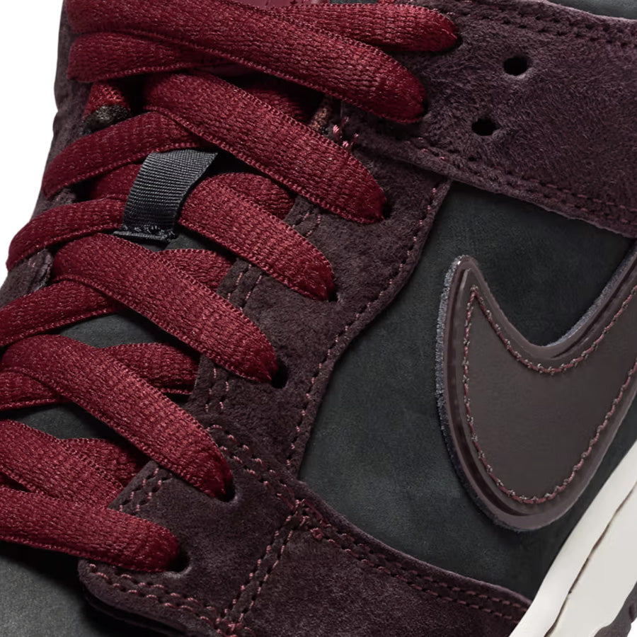 Nike SB Dunk Low Pro - Mahogany/Dark Beetroot-Team Red-Sail