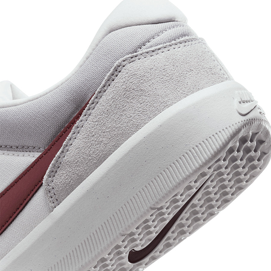 Grey and white nike sb clearance